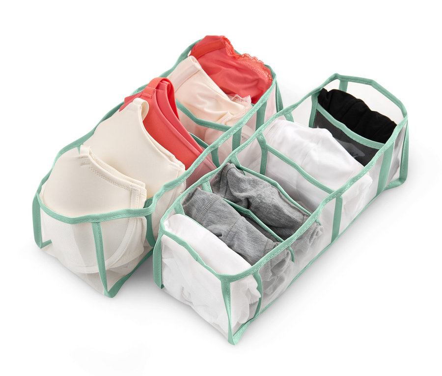 Deux organiseurs de penderie avec des vêtements sur fond blanc.