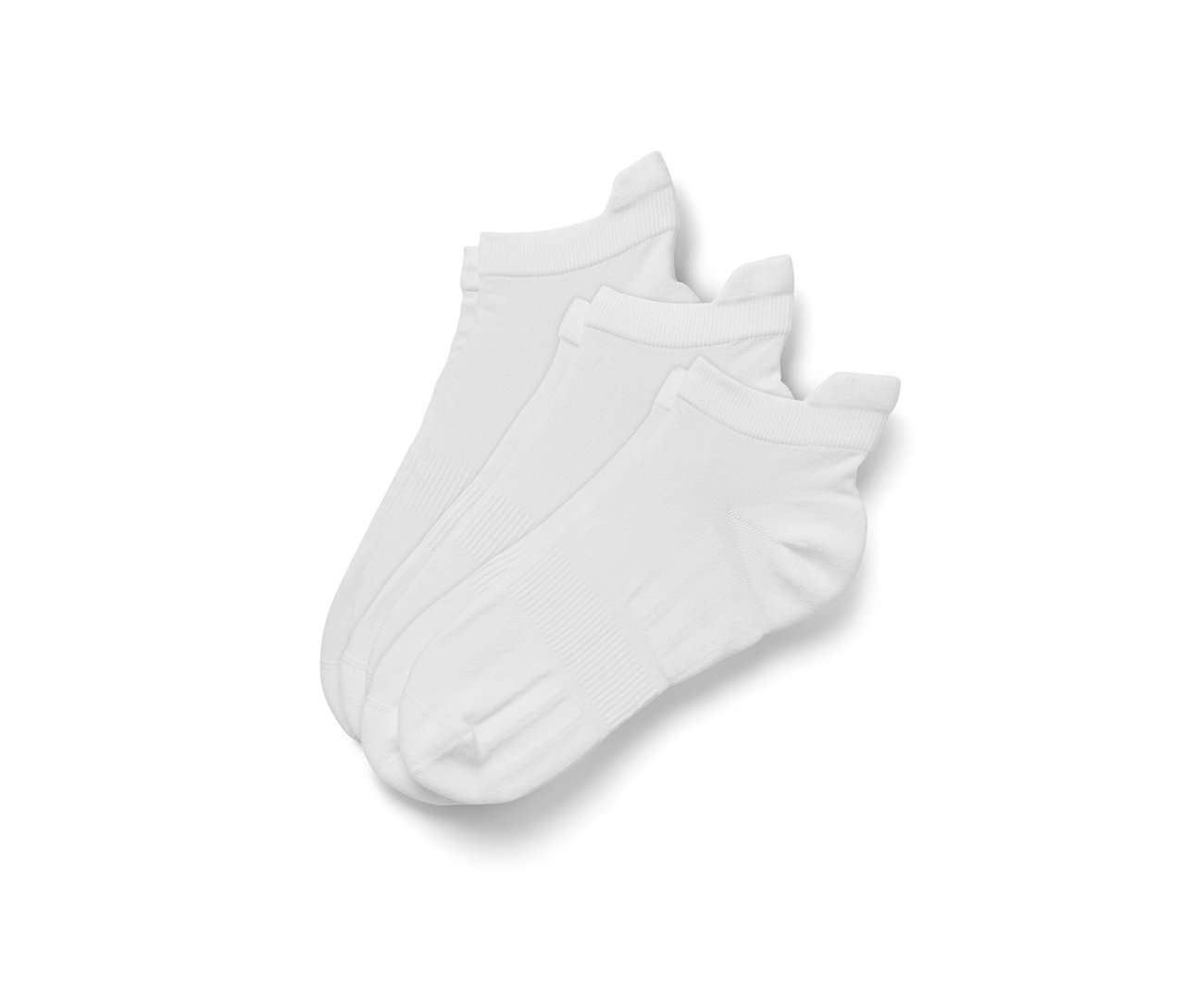 Trois paires de chaussettes de sport fonctionnelles blanches sont présentées.
