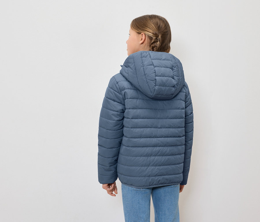 Fillette de dos, porte une doudoune bleue à capuche et un jean bleu.