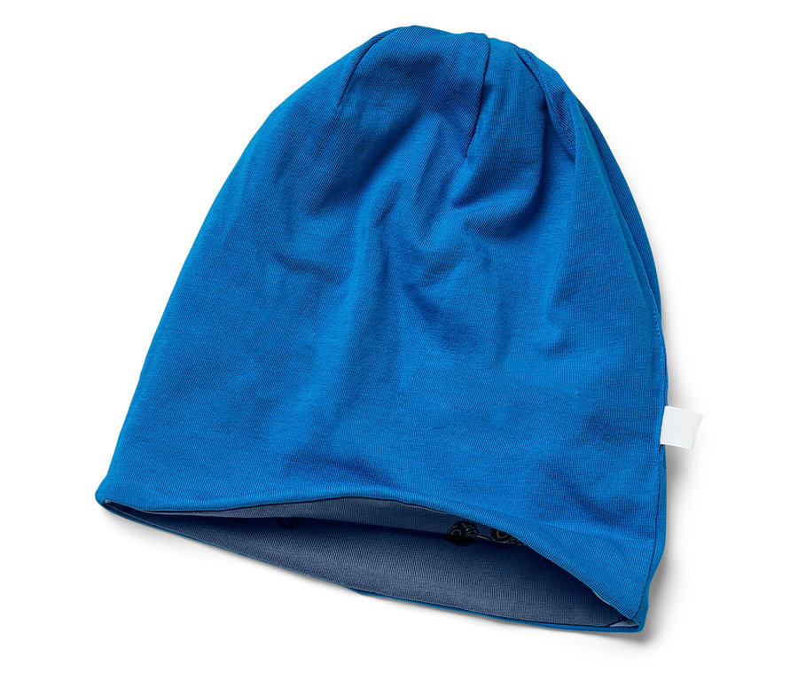 Un bonnet tricoté bleu posé sur un fond blanc.