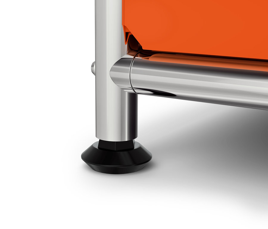 Détail d'une armoire orange avec un pied chromé et une base noire.