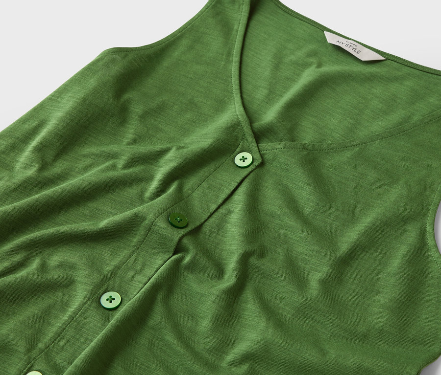 Gros plan sur une chemise olive sans manches boutonnée.