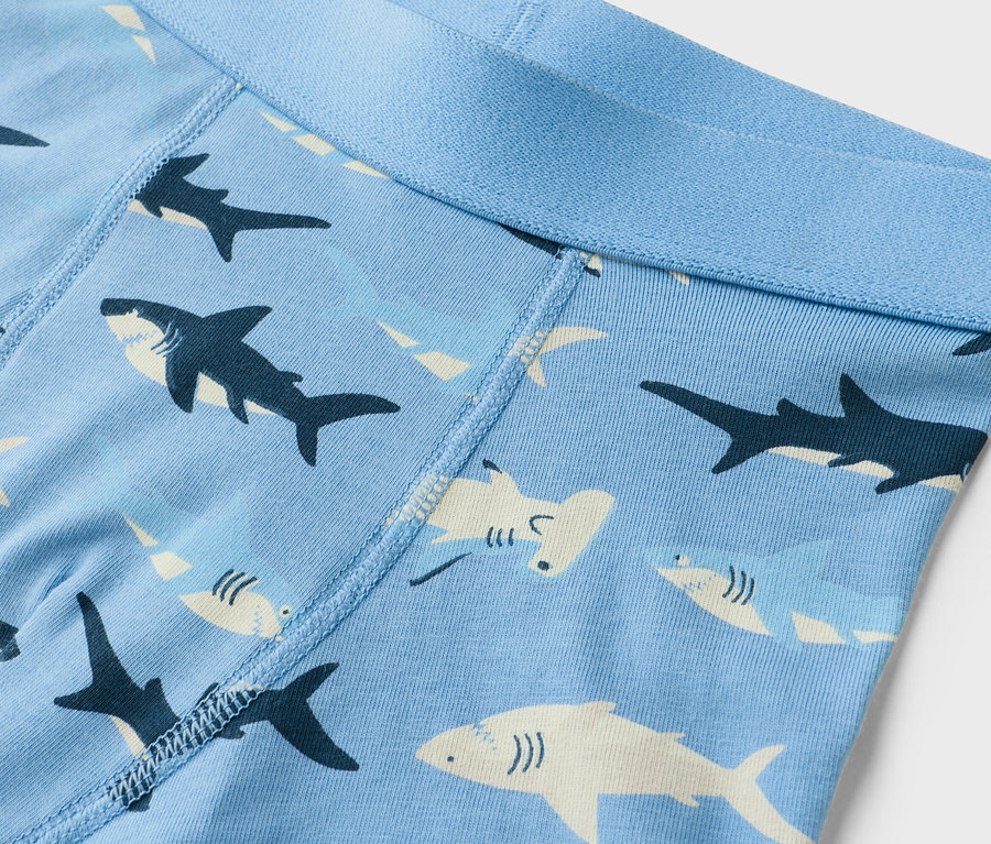 Gros plan de sous-vêtements bleu clair avec motif de requins.