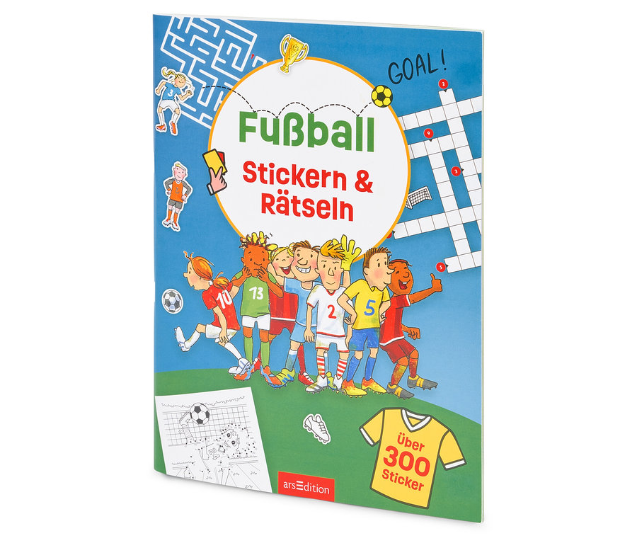 La couverture d'un livre d'autocollants et d'énigmes sur le thème du football présente des illustrations d'enfants jouant au football.