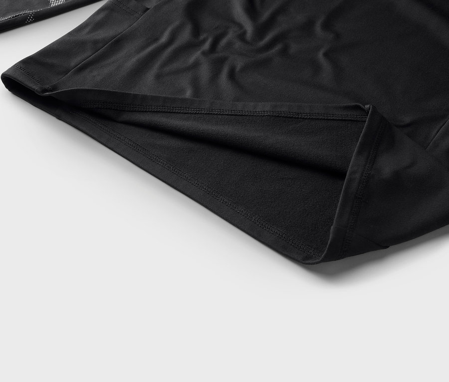 Gros plan sur un tissu noir avec couture et intérieur visibles.