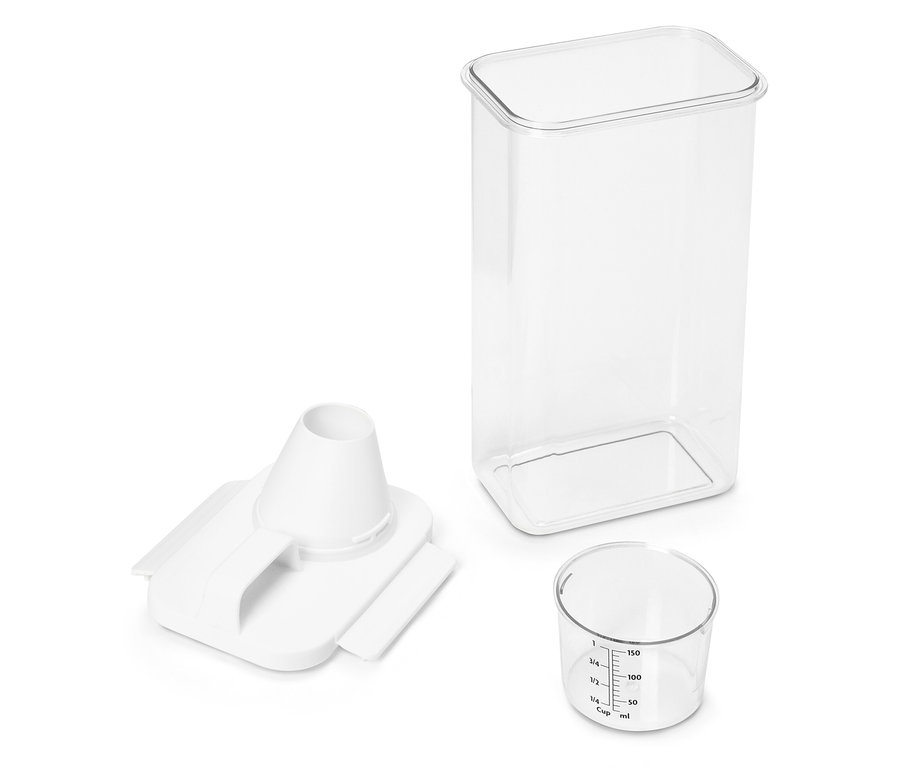 Un récipient transparent, un verre doseur gradué, un entonnoir et un curseur sont posés sur un fond blanc.