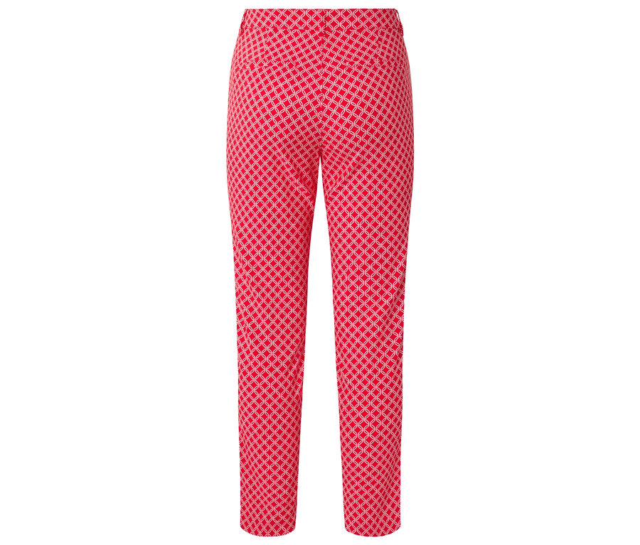 Pantalon rouge à motifs géométriques.