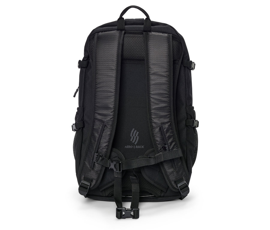 Sac à dos noir vu de derrière.