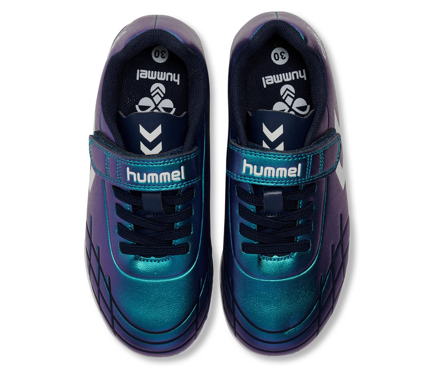 Vue de dessus d'une paire de chaussures de football hummel® Top Star Turf JR vertes avec fermeture velcro et lacets.