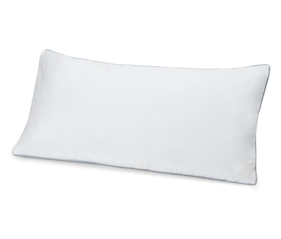Oreiller rectangulaire blanc avec passepoil bleu clair.