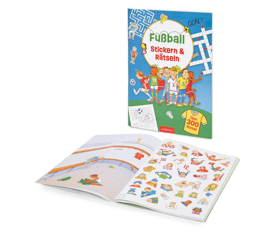 Livre de stickers et d'énigmes sur le thème du football ouvert avec une planche de stickers en arrière-plan.