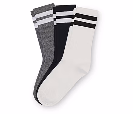 Trois paires de chaussettes grises, noires et blanches sont superposées. Chaque paire a deux rayures en haut.