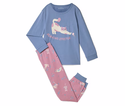 Pyjama bleu clair à manches longues et pantalon rose. Le haut représente un chat qui s'étire et l'inscription « MORNING STRETCH ». Le pantalon a un motif de chats joueurs et de fleurs bleues.