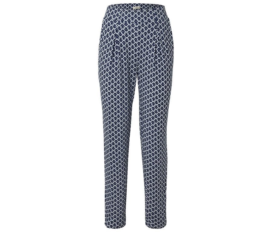 Pantalon bleu à motifs.