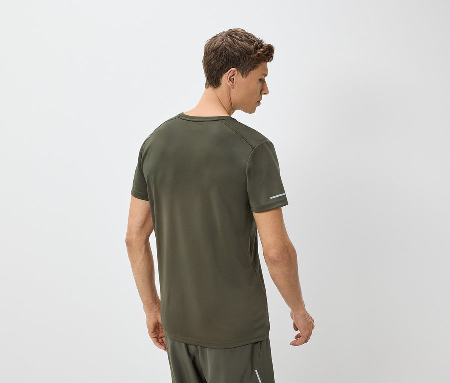 Homme vu de dos portant un t-shirt vert et un short.