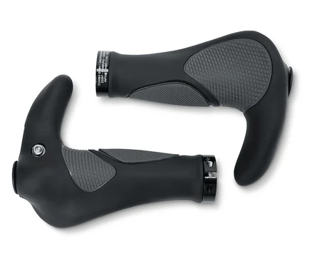 Deux poignées pour guidon de vélo sur fond blanc.