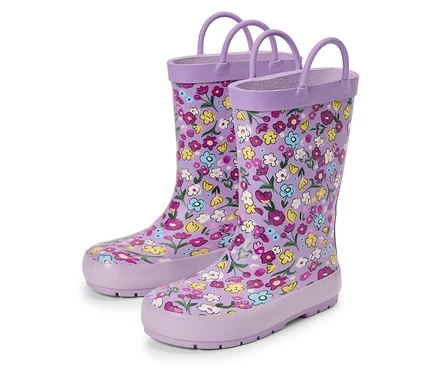 Paire de bottes de pluie violettes à motifs floraux sur fond blanc.