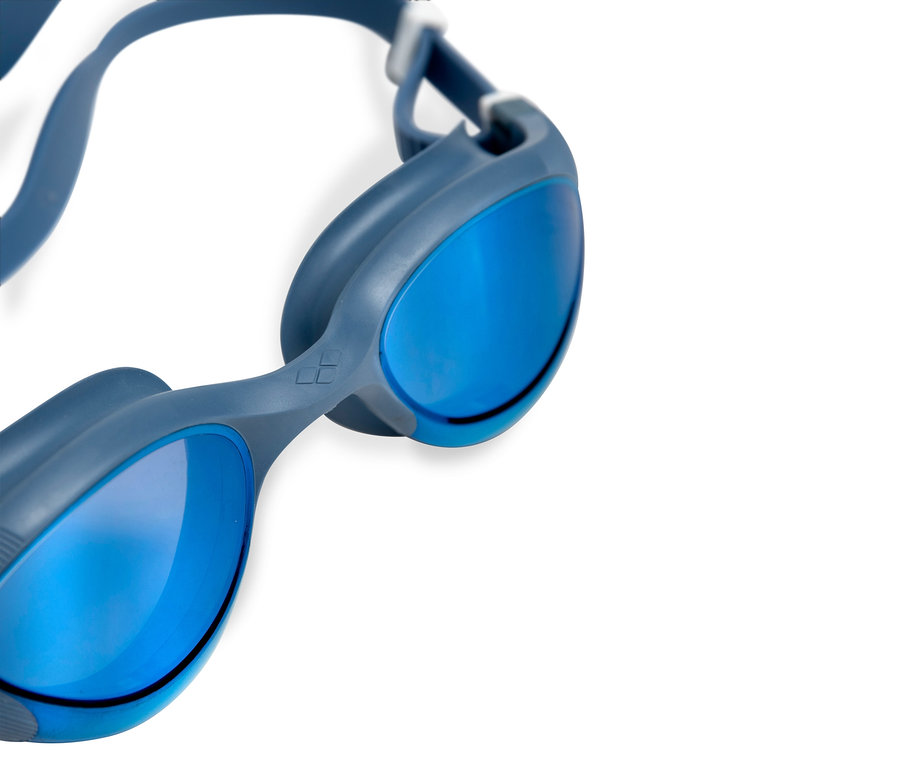 Gros plan de lunettes de natation bleu-gris sur fond blanc.