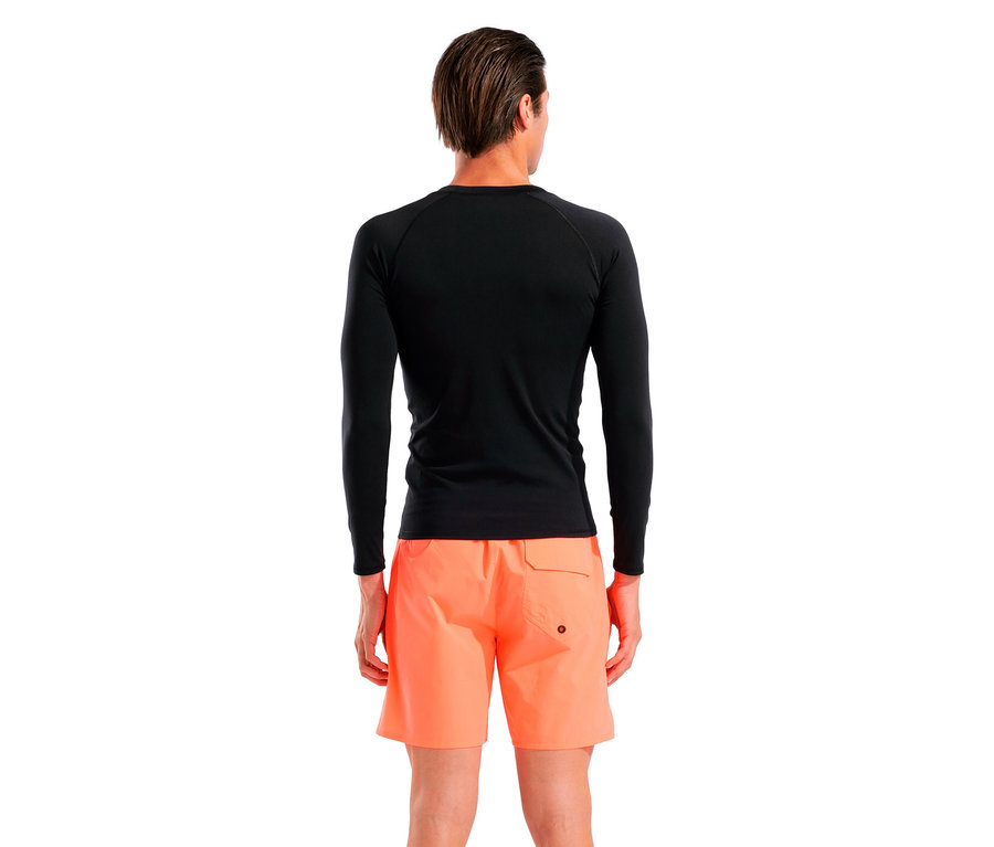 Vue arrière d'un homme portant une chemise noire à manches longues et un short de bain orange.