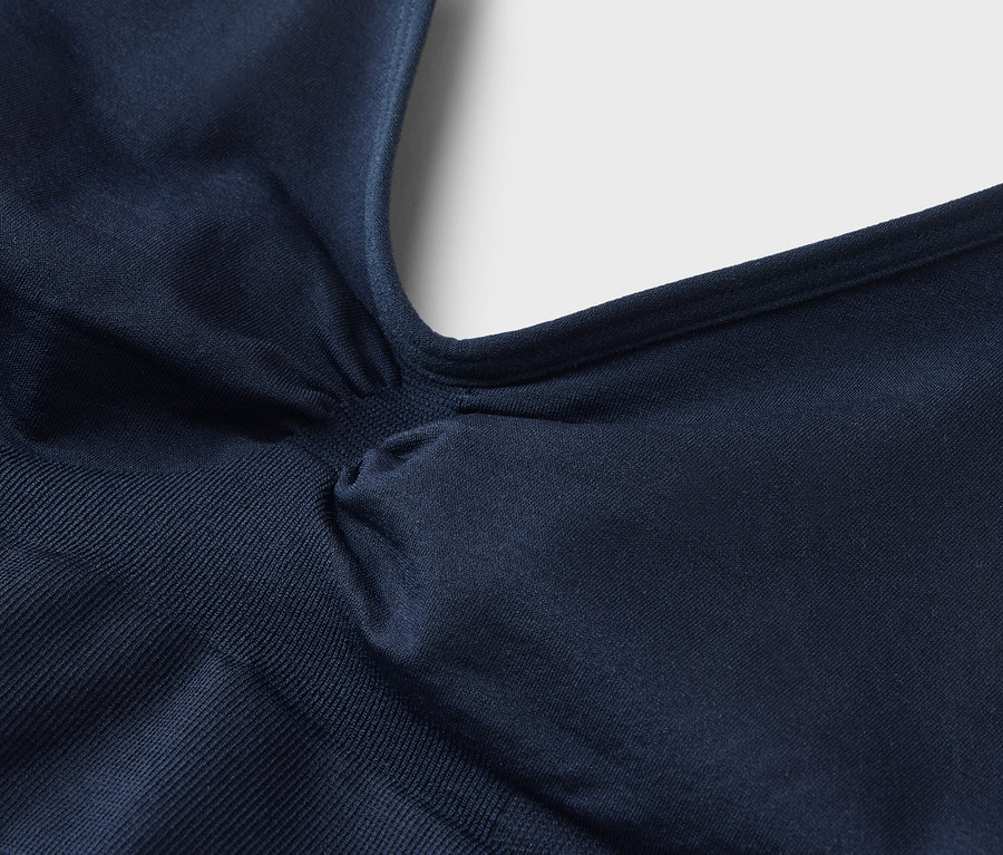 Gros plan sur un tissu bleu marine, probablement un vêtement.