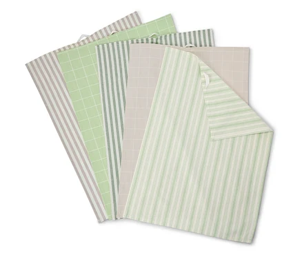 Cinq serviettes en tissu pliées en éventail, avec des motifs à rayures et à carreaux, dans des tons de vert, de beige et de gris.