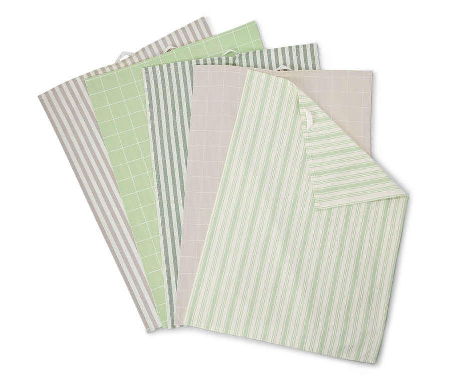 Cinq serviettes en tissu pliées en éventail, avec des motifs à rayures et à carreaux, dans des tons de vert, de beige et de gris.
