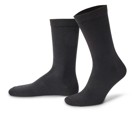 Deux chaussettes noires sur fond blanc.