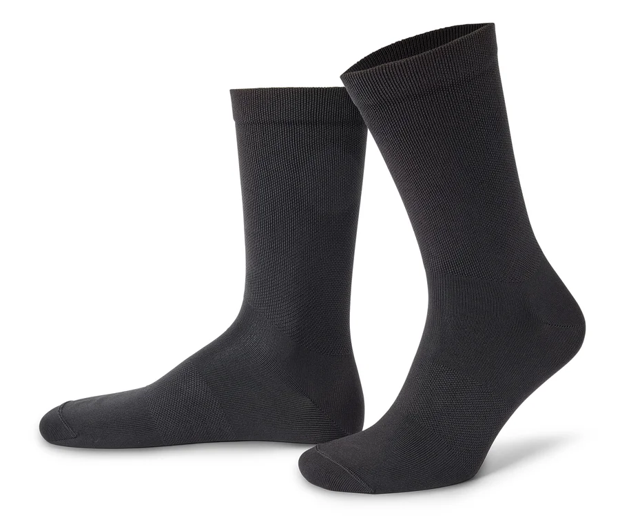 Deux chaussettes noires sur fond blanc.