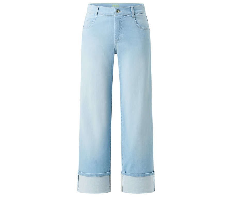 Un jean bleu clair à jambes larges et ourlet retroussé est posé sur un fond blanc.