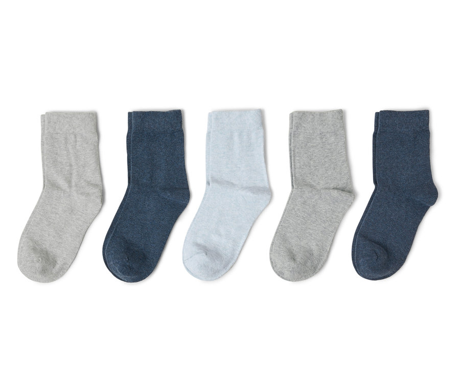 Cinq chaussettes grises, bleu marine et bleu clair sont disposées côte à côte sur un fond blanc.