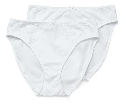 Deux culottes blanches sont superposées, la culotte avant a une bordure en dentelle.