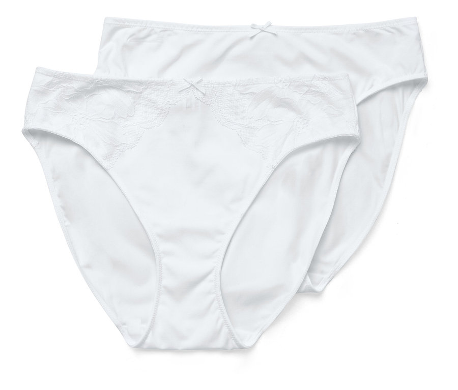 Deux culottes blanches sont superposées, la culotte avant a une bordure en dentelle.