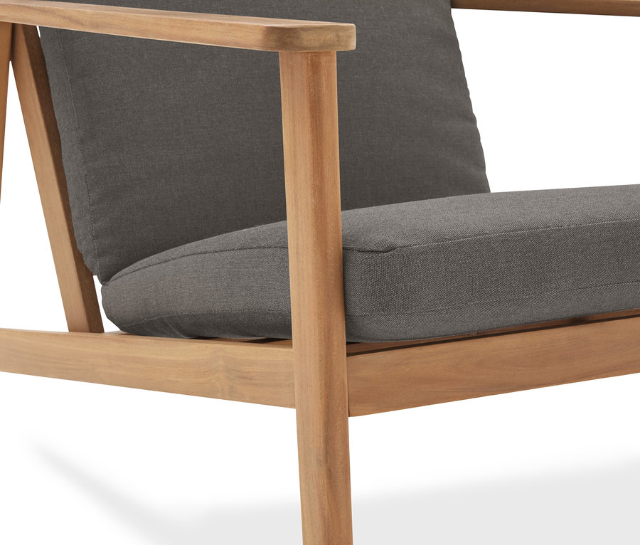 Vue détaillée d'un fauteuil avec un cadre en bois et des coussins gris.