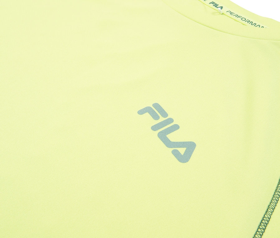 Gros plan d'un haut de sport Fila jaune clair avec un logo Fila bleu.