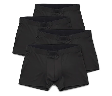 Trois boxers noirs pour hommes sont empilés sur un fond blanc.