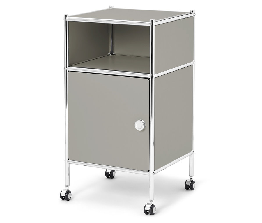 Une table de chevet grise avec une porte et des roulettes.