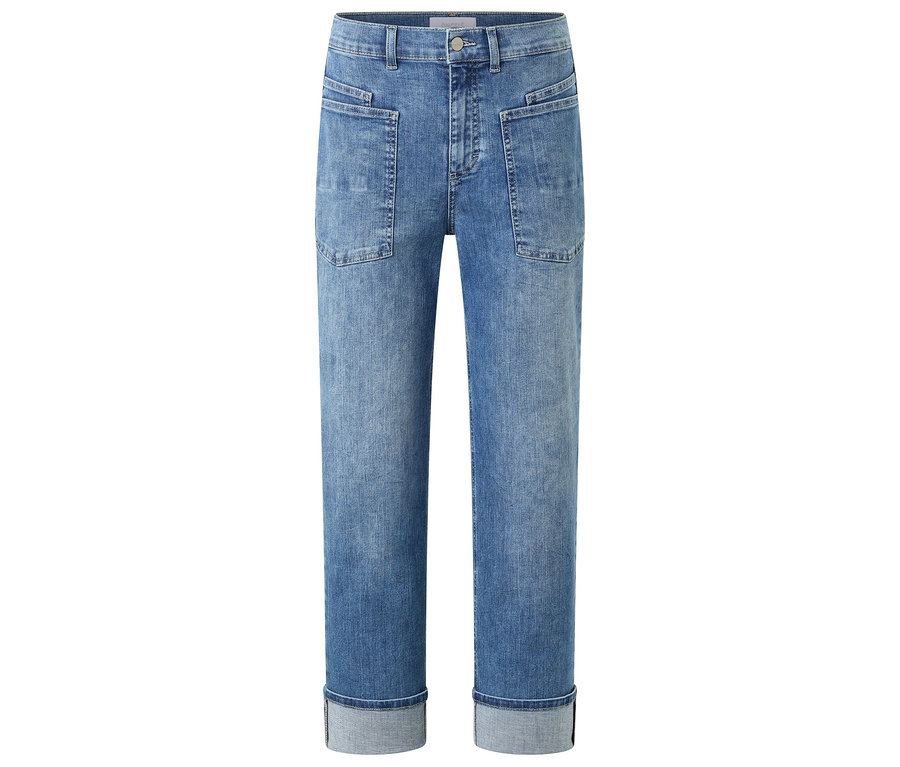 Jean bleu clair avec ourlets retroussés et poches plaquées.