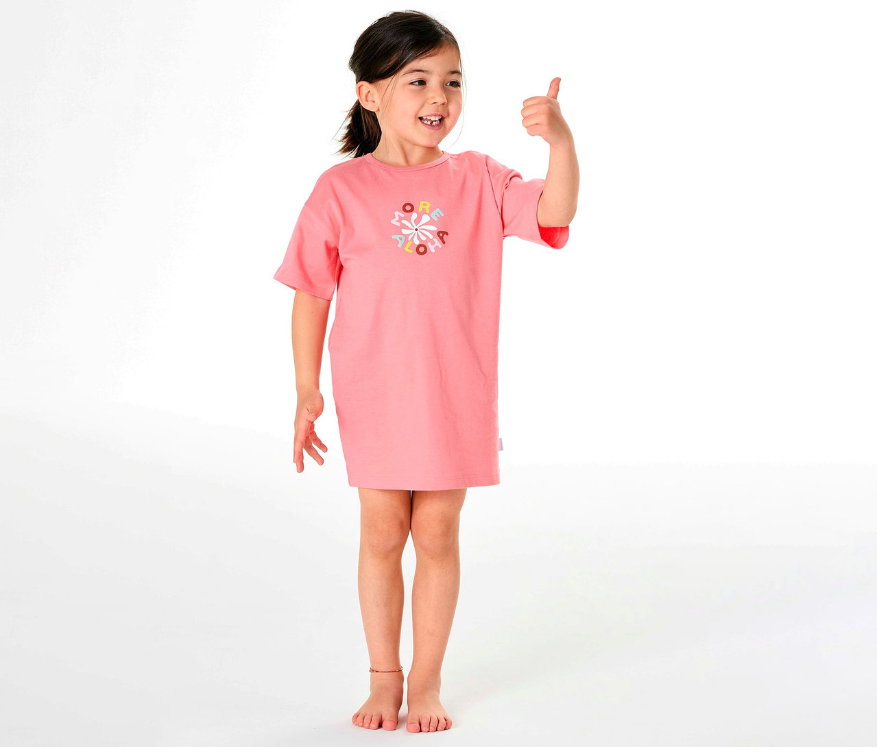 Fillette en chemise de nuit pour enfant SCHIESSER rose avec imprimé floral, pouce levé.