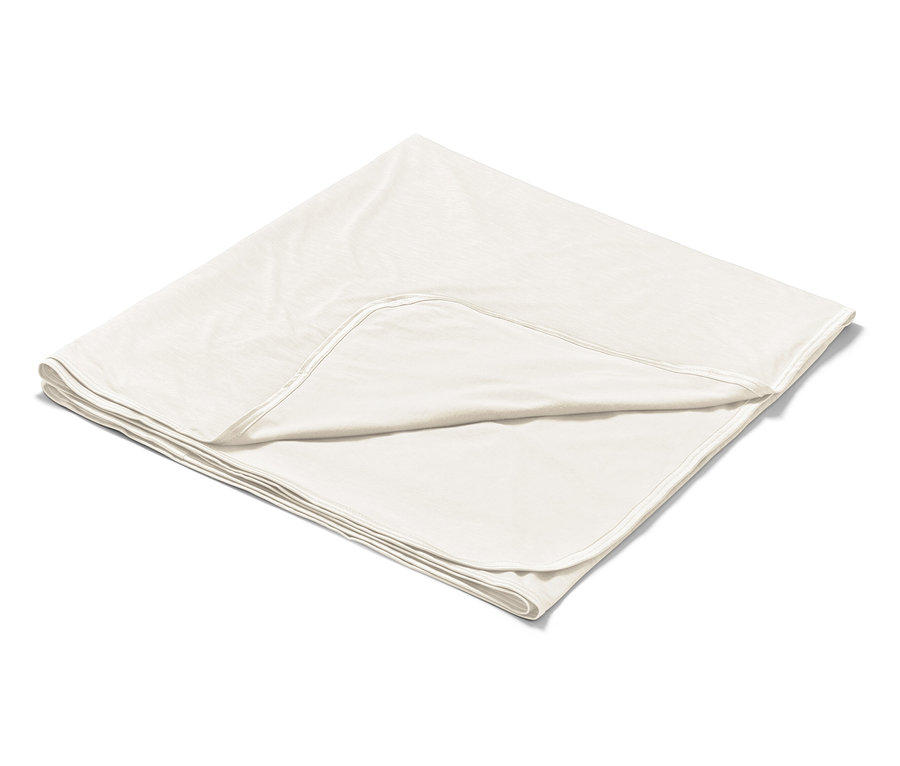 Couverture bébé pliée, couleur crème sur fond blanc.