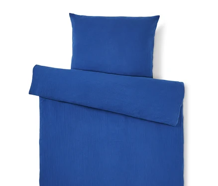 Ensemble de literie bleu comprenant une taie d'oreiller et une housse de couette, vue de dessus.