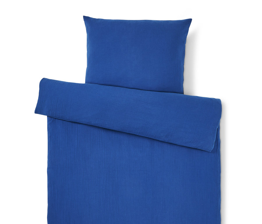 Ensemble de literie bleu comprenant une taie d'oreiller et une housse de couette, vue de dessus.