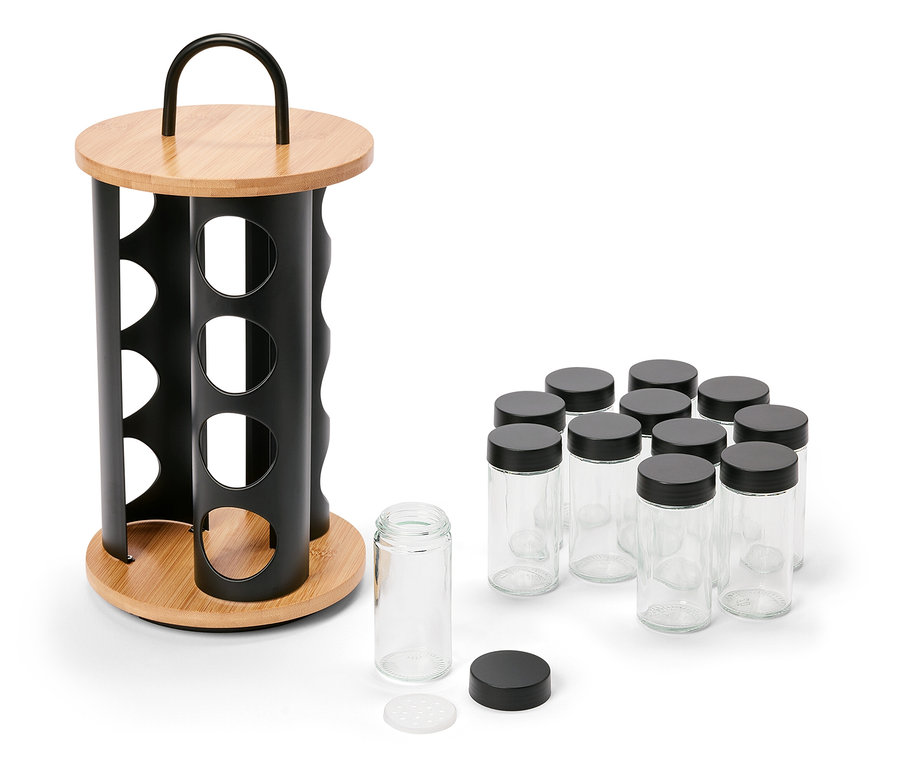 Un présentoir à épices en bambou avec un cadre en métal noir se trouve à côté de 10 pots à épices en verre vides avec des couvercles noirs.