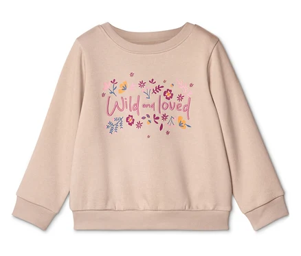 Un pull beige avec l'inscription « Wild and loved » et des motifs floraux sur fond blanc.