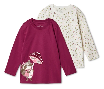 Deux t-shirts à manches longues pour enfants : un blanc à motifs floraux, un bordeaux avec un raton laveur sous un champignon.