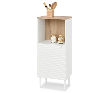 Une armoire de salle de bain blanche avec un tiroir à rainures horizontales, deux récipients en verre et une boîte en bois avec des pinceaux de maquillage et une brosse à cheveux sur le dessus.