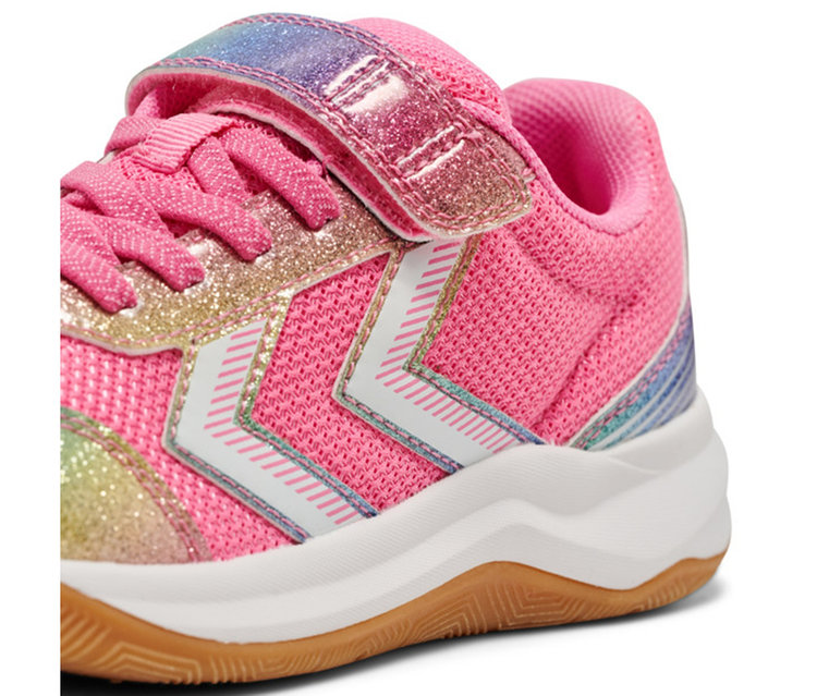 Gros plan d'une basket rose pour enfant avec des accents pailletés, une sangle auto-agrippante arc-en-ciel et des rayures chevrons blanches sur le côté.
