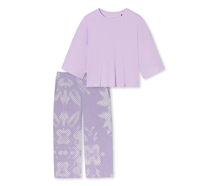 Ensemble de détente lilas clair avec un haut à manches courtes et un pantalon large à motif géométrique blanc.