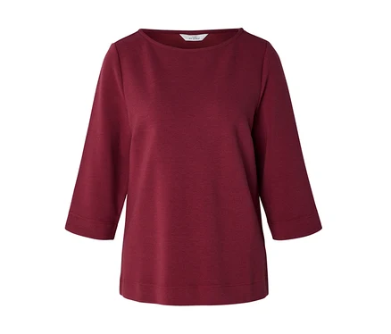 Blouse structurée rouge foncé avec des manches trois-quarts et un col rond.