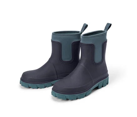 Deux bottes de pluie bleu marine avec des accents turquoise sur le col et la semelle, avec des tirettes.