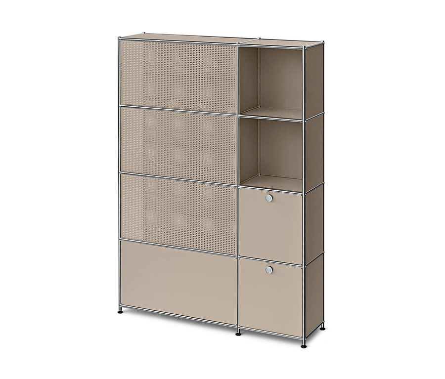 Système de rangement modulaire beige avec cadre chromé, composé de trois portes perforées et une porte pleine à gauche, et de deux étagères ouvertes et deux placards fermés avec poignées à droite.
